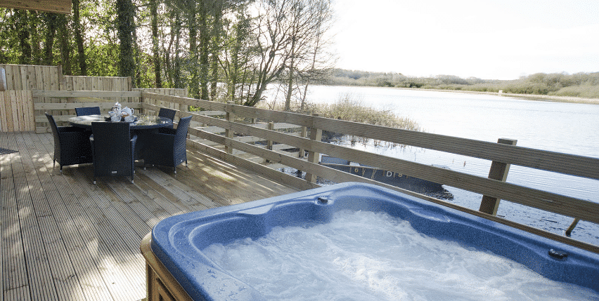 Hot-tub Lodge by the Lake | The Tranquil Otter