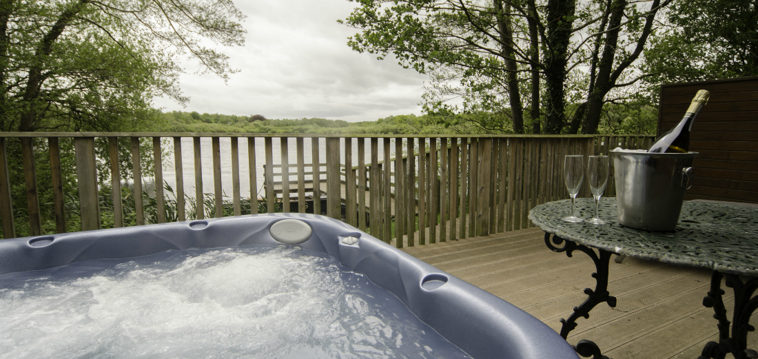 Hot-tub Lodge by the Lake | The Tranquil Otter