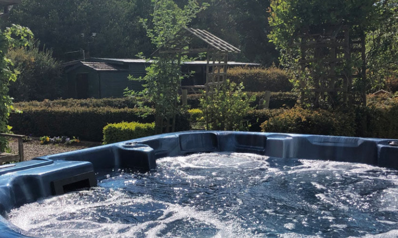 Hot-tub Lodge by the Lake