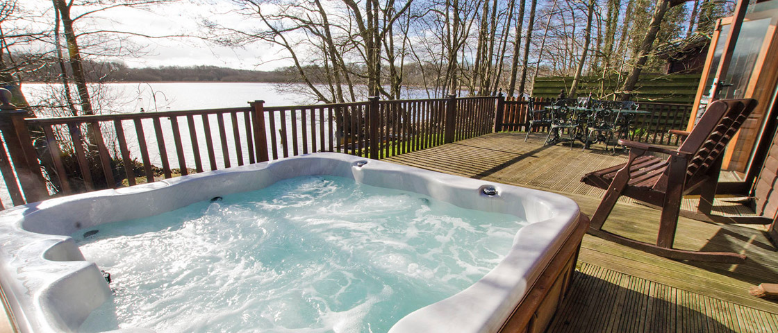 Hot-tub Lodge by the Lake | The Tranquil Otter